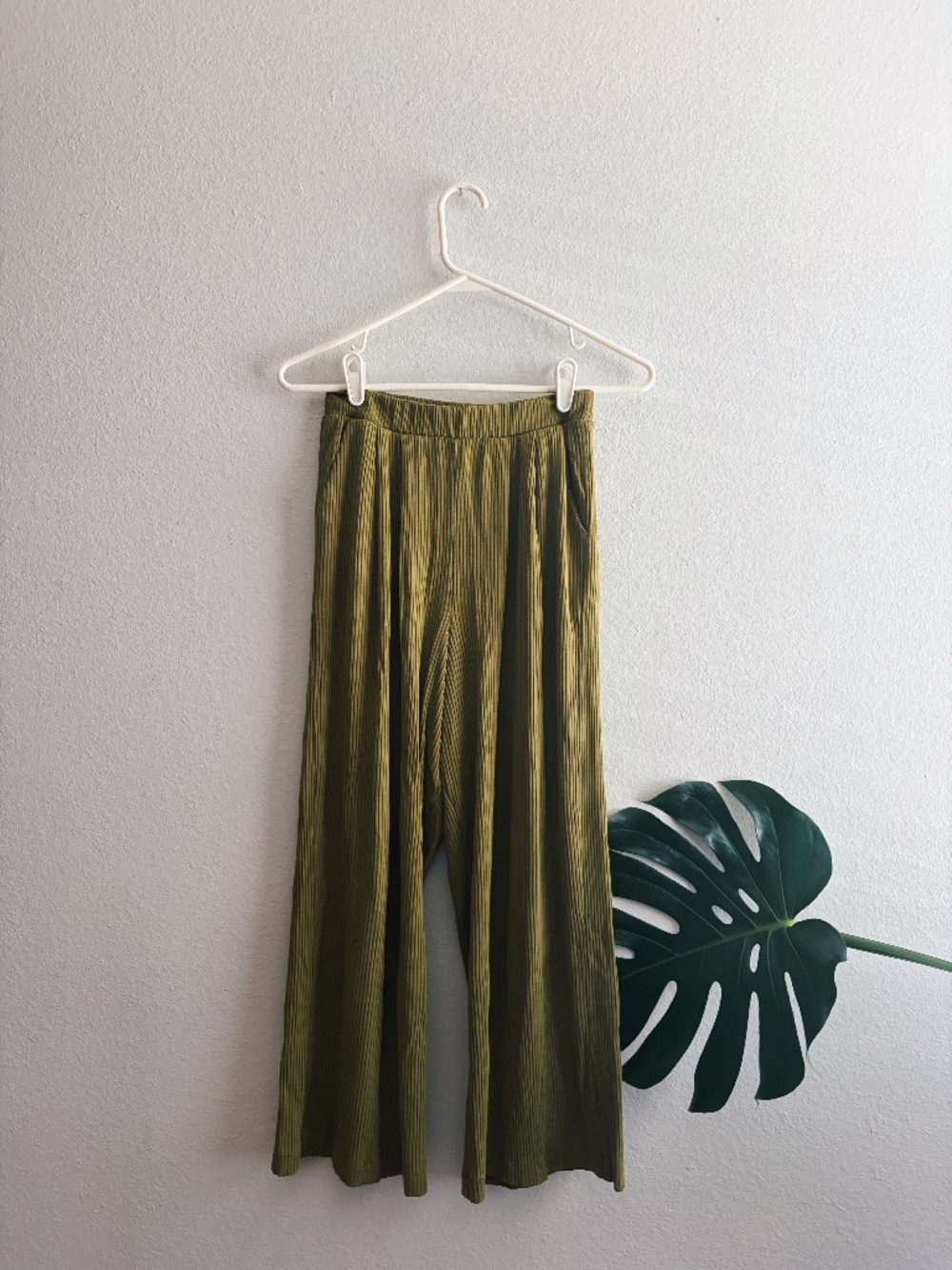 ✨ Encircled The Comfy Wide Leg Crop — NWT ✨